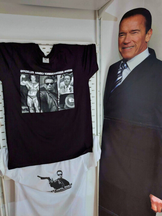 Das Schwarzenegger-Museum stellt Gegenstände aus seinen Kinofilmen aus. 