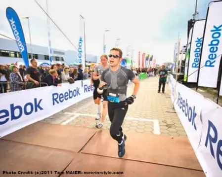 Beim Urbanathlon in Hamburg läuft Thomas Maier ins Ziel.